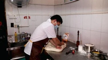 男狂揉吃奶胸60分钟视频曝光涉嫌传播淫秽色情内容，警方已介入调查